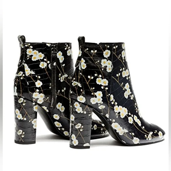 Massimo Dutti Zara Leather Ankle Boots with flowers US 7.5 - Picture 13 of 13